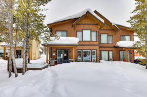 Convenient Fraser Townhome with Hot Tub, Near Hikes!